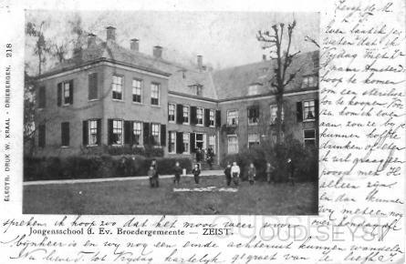 Broederplein-1904-002.jpg - Jongensschool “de Evange Broedergemeente”. Het gebouw biedt tegenwoordig ruimte aan kantoren. Foto gemaakt in 1904.