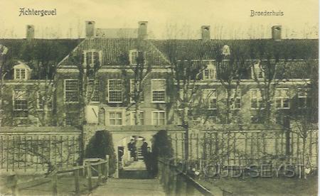 Broederplein-1910-001.jpg - Te zien is de achtergevel van het Broederhuis met ingang naar de achtertuinen en gracht. Foto genomen, vanaf de Zinzendorflaan, in 1910.