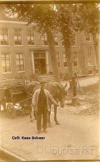 Broederplein-1920-003.JPG - De schillenboer komt net langs op de Broederplein. Op de achtergrond is de Apotheek te zien van U.J. Huber die er omstreeks 1920 was gevestigd op Broederplein 19. Coll. Kees Scheer.