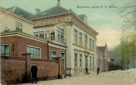 Lagew-1906-001.jpg - Afbeelding van de terracottafabriek van P.E. Martin aan de Lageweg (nr. 6). Het gedeelte tussen de Driebergscheweg en de Nassau-Odijklaan werd vóór 1895 “Achter het Broederplein” genoemd. Foto gemaakt rond 1906.