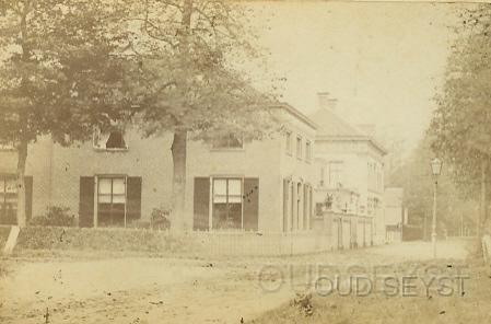 Lageweg-1890-001.jpg - Gezicht op de Lageweg, hoek Nassaulaan. Met gezicht op de terracottafabriek van P.E. Martin aan de Lageweg (nr. 6). Voor 1968 was het een rustige weggetje omdat er alleen voetgangers en fietsers van deze weg konden gebruiken, omdat aan het eind van deze weg een bruggetje lag naar de Waterigeweg bij het Schippershuis waar George Figi zijn lunchroom had. Het bruggetje is ook bekend in volksmond het ''Leugenbruggetje''. Opname is van 1865.