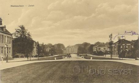 Nassaulaan-1926-001.jpg - Opname van de Nassaulaan met zicht op slot Zeist. Links is de jongensschool van de Broedergemeente en rechts het hoekpand van de Lageweg, Zusterplein te zien. Foto genomen, vanuit de richting van het Rond, in 1926.