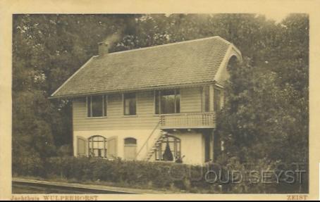 Tiendweg-1921-002.jpg - Jachtuis “Wulperhorst”, nabij de spoorlijn Utrecht-Arnhem, hoort bij landgoed “Wulpenhorst”. De ramen op de begane grond zijn, om het betalen van belasting tot een minimum te beperken, op de muur geschilderd. Men betaalde namelijk extra belasting per venster en vanuit de voorbij razende treinen was toch niet te zien dat de ramen niet echt waren. Foto gemaakt in 1921.