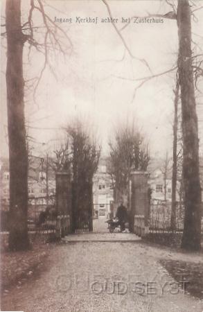 Zusterplein-1910-002.jpg - Afbeelding van de ingang van het kerkhof achter het Zusterhuis. Deze ingang lag aan de Zinzendorflaan. Foto gemaakt in 1910.