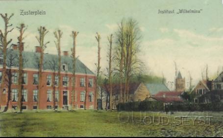 Zusterplein-1911-001.jpg - Het Zusterplein (nr. 4) gezien vanaf de Nassaulaan. In het rechter gebouw, naast het koetshuis, was in 1911 het “Wilhelmina instituut” gevestigd. Een B.L.O. school voor moeilijk lerende kinderen. De oprichters van de school waren de heren J. en J.J. Poppes. De heer J.J. Poppes vestigde zich rond 1896 al in Zeist aan de Jagerlaan (nr. 8a). De onderwijzeressen van de B.L.O. school waren mej. J.C. van Endt en mej. J. van Goudoever. Foto gemaakt in 1911.