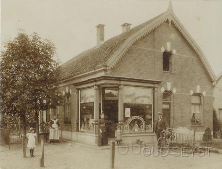 Antonlaan-1895-002.jpg - Dit is het depôt van Van Dam en Groen te Wijk bij Duurstede. Deze Sigarenhandel was gevestigd aan de Antonlaan 63-65, hoek Jagerlaan ( Nu Nieuwbouw en Schoenmakerij de Uitkomst gevestigd). In 1909 was A. de Groot, winkelbediende van de zaak? Opname van 1895