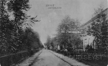 Antonlaan-1906-001.jpg - De Antonlaan, genoemd naar Conrad Wilhelm Anton (1831). Anton was oprichter van de garen en bandfabriek in het Zeisterpark (later Weeshuislaan), inmiddels ook gesloopt. Hij was gedurende 15 jaar lid van de gemeenteraad. Opname van 1906.