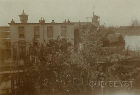 Bothalaan-1915-001.jpg - Bothalaan, foto genomen uit een woning, richting de Wetlaan. Zowel de Molen De Vriendschap, aan de van Reenenweg, als de watertoren aan de Bergweg is te zien. Opname omstreeks 1910.