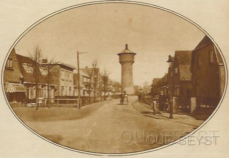 Hortensialaan-1928-001.jpg - Hortensialaan ( Driestlaan) hoek Tulpstraat met gezicht vanaf de Rozenstraat. Op de achtergrond staat het in 1896 gebruik genomen Watertoren van Zeist. Opname van 1928