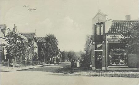 Jagerlaan-1917-001.jpg - De Jagerlaan, kruispunt Cronjelaan-Torenlaan. Rechts Jagerlaan no: 15. Hier was in 1909 de Sigarenhandel van J. van Hoeflaken Jr. In 1918 nam J.M. Deville de zaak over en in 1933 A. Gerritsen. Rond 1952 kwam T.A. van de Vliet die er een kapperszaak in begon. Nu is het een woonhuis. Opname van 1917.