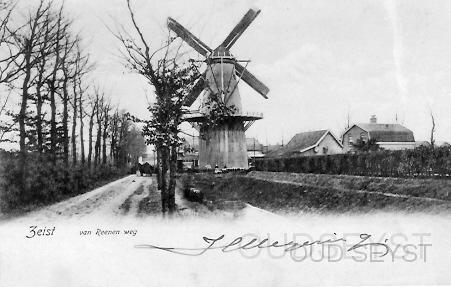 Reenenw-1906-001.jpg - De van Reenenweg, langs de oude Begraafplaats aan de Bergweg. De weg werd daarom op de wegenlegger van 1875 aangeduid als Doodenweg of Doodlaan. In 1878 ook wel Puinweg genoemd. Gezicht op de Molen "De Vriendschap" van de Familie Schuurman. Opname van 1906.