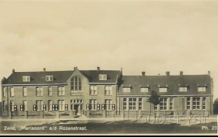 Rozenstraat-1944-002.jpg - Zuster- en Rusthuis genaamd Maria-oord aan de Rozenstraat, tussen Tulpstraat en Hortensialaan. Gebouwd in 1927. Nu zijn er appartementen in gevestigd. Opname van omstreeks 1930.