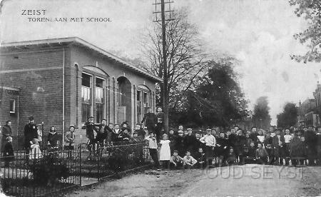 Torenln-1911-001.jpg - Torenlaan met school no. 37 (in 1921 genaamd Lyceum). Op de foto staan schoolkinderen die allemaal op de foto wilden. Rechts staat ook de heer Heijtmeijer, de brievenbesteller. Hij woonde op de Torenlaan 35, naast de school. Nu staat op deze plek Scholengemeenschap De Hoeksteen. opname van 1911.