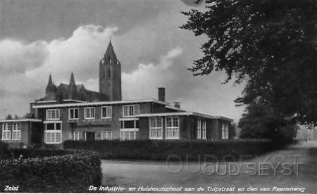 Tulpstr-1943-001.jpg - Aan de Tulpstraat, hoek van Reenenweg, stond de Zeister Industrie- en Huishoudschool. Deze school is ooit begonnen aan de Wilhelminalaan 34 (later pension Interlaken). Opname van 1943.