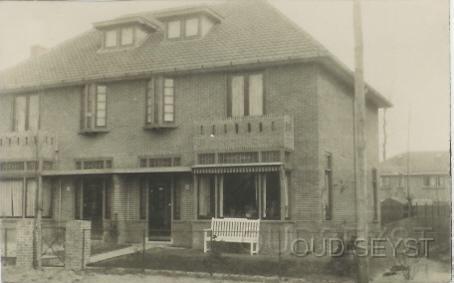 Veldheimlaan-1930-001.jpg - Veldheimlaan no: 27-29. Het in 1929 gebouwde pand werd bewoond op no: 27 door A.M. Brakman en op no: 29 door Jonkheer H. Rappard en Mevrouw de Douar. Jetje Rappard-v. Dijk. Zij heeft ook deze foto gemaakt en verstuurd naar Wenen. Opname van 1930.