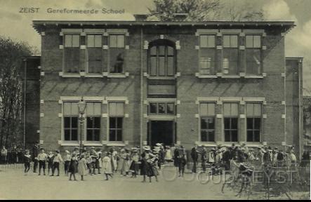 Walkartweg-1920-001.jpg - Gereformeerde School. Gelegen aan de Walkartweg no: 1. In 1995 gesloopt ten behoeve van nieuwbouw voor de Gheselhof. Opname van 1920.