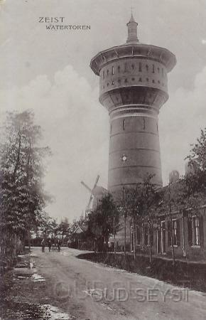 Watertoren-1906-001.jpg - De watertoren van Zeist is gebouwd in 1896 door de Utrechtsche Waterleiding-Maatschappij en werd officieel geopend op 1 juni van dat jaar door burgemeester Clotterbooke Patijn van Kloetinge. Sinds de bouw is er niet veel veranderd aan deze toren; alleen het overstek van het dak is verwijderd. Opname van 1906