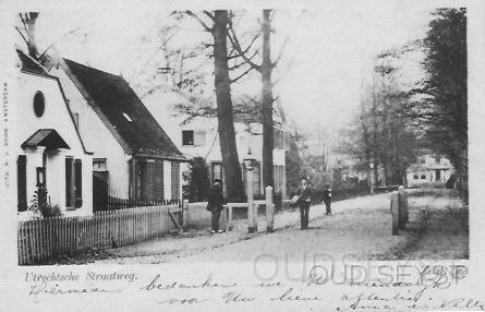 Utr.weg-1900-005.jpg - Utrechtsche Straatweg met tolhuis en tolboom. Eeuwen lang is op de Utrechtsche Straatweg ter hoogte van de Brink tol geheven, voor onderhoud aan de weg. Het tolhuis deed dienst tot 30 april 1900. In de verte is villa “Beeklust” te zien. Foto gemaakt in 1899.