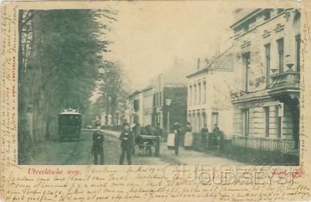 Utr.weg-1902-018.jpg - Utrechtseweg met rechts buitenplaats “Arendsburg”, op de hoek van de Montaubanstraat. Zo juist is er een paardentram gepasseerd die richting de Bilt gaat. Op de achtergrond is het huis “Lommerlust” te zien. Foto gemaakt in 1902.