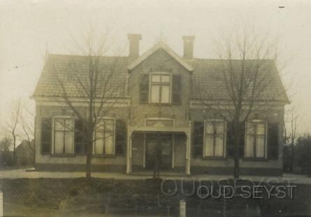 Utr.weg-1905-019.jpg - Villa “Rustoord” was gelegen aan de Utrechtscheweg (nr. 2a). Het werd in 1905 bewoond door J.S. Wille. Het pand werd omstreeks 1925 afgebroken. Langs deze plek loopt nu de Snelweg A-28. foto gemaakt in 1905.