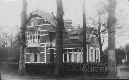 Utr.weg-1909-014.jpg - Villa “Maria Geertrui” is gelegen aan de Utrechtseweg (nr. 1) (nu nr. 9). In de jaren ‘30 was het een hotel genaamd ‘Mooi Zeist’, Achter het hotel lag vroeger het natuurbad “Mooi Zeist”. Nu is hier makelaarskantoor van Ee gevestigd. Foto gemaakt in 1909.