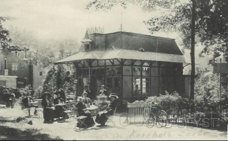 Utr.weg-1910-0017.jpg - Hoek Utrechtseweg, Brinkweg. Achter Pension “Korthals” aan de Utrechtseweg stond het theehuis “Korthals”. In 1910 was het Pension-Cafe-Restaurant erg bekend. Het theehuis is afgebroken. Foto gemaakt in 1910.