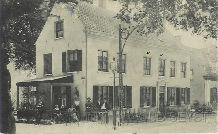 Utr.weg-1912-006.jpg - Pension “Korthals” aan de Utrechteweg (nr. 31a) (nu nr. 80), gebouwd in 1850. Er tegenover ligt buitenplaats “Schaerweijde”. Het Pension beschikte over een café-restaurant en een theehuis. Foto gemaakt in 1912.