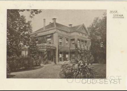 Utr.weg-1912-010.jpg - Buitenplaats “Stenia” aan de Utrechtseweg (nr. 32) (nu nr. 86). Oorspronkelijk was het een woonhuis. Het is veelvuldig verbouwd. In 1952, na brand op zolder, werd er een 3e verdieping opgezet. Foto gemaakt in 1910.