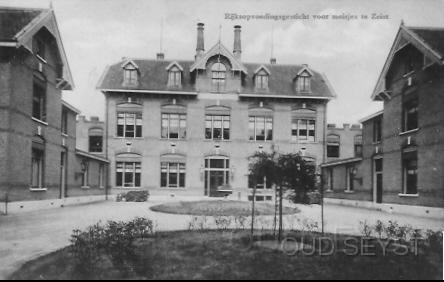 Utr.weg-1920-011.jpg - Rijksopvoedingsgesticht voor meisjes, gelegen aan de Utrechtschweweg (nr. 5) (nu nr. 37). Gebouwd in 1905 als tuchtschool voor meisjes. Tegenwoordig is hier “Eikenstein” gevestigd, de justitiële jeugdinrichting. Foto gemaakt in 1920.