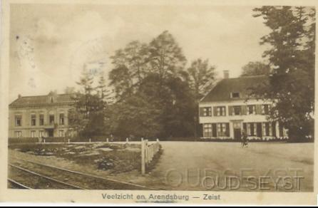 Utr.weg-1928-012.jpg - Huize “Veelzicht” rechts op de foto werd in 1939 afgebroken en heeft plaats gemaakt voor het huidige politiebureau. “Veelzicht” was toen 300 jaar oud. Het nieuwe politiebureau werd qua stijl een kopie, het gebouw ging alleen een tiental meters achteruit. Buitenplaats “Arendsburg,” geheel links, was tot voor kort in gebruik van de G.G. en G.D. Foto gemaakt in 1928.