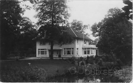 Utr.weg-1933-003.jpg - Huize “Vogelenzang” aan de Utrechtseweg (nr. 50-52), omstreeks 1930 gebouwd. Nu is hier dierenpraktijk ”Dijkshoorn” gevestigd. Foto gemaakt in 1933.