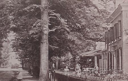 Utrechtseweg-1895-023.jpg - Gezicht op het oude hôtel-café-restaurant ,,Du Croix'', dat gelegen was op de hoek van de Steniaweg. En het pand is rond 1905 afgebroken, en nu op deze plek staat de Jugendstil-villa genaamd Twina gebowd in 1906 door architect J.M. Paap uit Zeist. Opname van 1895.