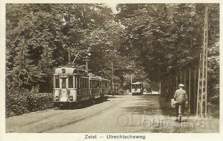 Utrweg-1929-001.jpg - Utrechtscheweg met tram 9 die richting de Bilt gaat. Wie weet waar deze plaat genomen is? De tegenligger is hier zojuist gepasseerd op het verdubbelde stuk in de trambaan. Foto gemaakt in 1929.