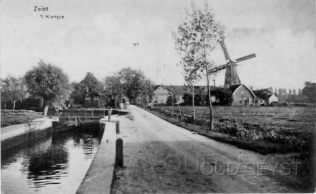 Klompje-1926-001.jpg - Het Klompje aan de Koppeldijk met molen, sluisje en sluiswachterswoning. Het sluisje is nog te vinden bij de Koppelweg in vervallen staat. Foto gemaakt in 1926.