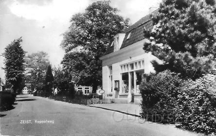 Koppelweg-1964-002.jpg - Koppelweg is één van de oudste wegen in Zeist. In 1347 werd gesproken over de Coppel (weide voor koeien). In de vorige eeuw werd de Koppelweg ook wel Goorsteeg genoemd. (R.) Is het oude winkeltje waar vroeger versproducten (melk brood groenten enz.) en levensmiddelen verkocht werden door Henk van Bemmel die van 1957 tot 1976 daar woonde tegenover de huidige dansschool. wegens uitbreiding van Nijenheim weg en zijn toen verhuisd naar de Kroostweg 164 waar we in 1993 verhuist zijn naar Driebergen.Foto gemaakt in 1964.