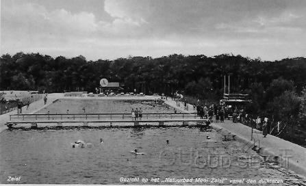 MooiZeist-1937-001.jpg - Op particulier initiatief werd op 30 april 1932 onder grote belangstelling het natuurbad 'Mooi Zeist' geopend. Dit was het 2e bad in Zeist en het was uniek in Nederland. Het bad had een bijbehorend hotel, “Mooi Zeist” wat was gelegen aan de Utrechtseweg (nr. 9). Tegenwoordig de Kroostweg. Foto gemaakt in 1937.