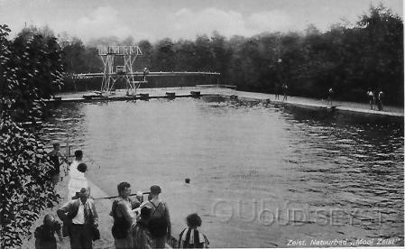 MooiZeist-1937-002.jpg - Het Natuurbad “Mooi Zeist” met een hoge duikplank. Bij het bad behoorde tevens een kinderbad, een speelvijver met brug en een groot strand.Ook kon men ezeltje rijden op het terrein. Foto gemaakt in 1937.