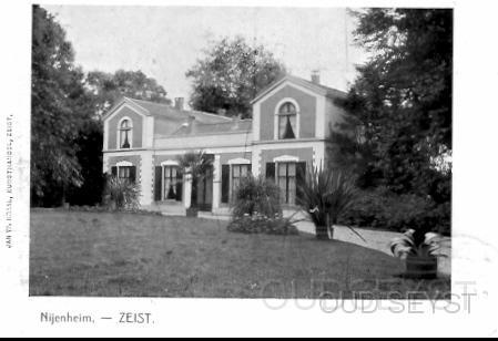 Nijenh-1909-001.jpg - Huize “Nijenheim” werd in 1909 bewoond door de dames Grothe. Het pand is gelegen aan de Kroostweg (nr. 11). Nu bevindt zich in dit pand rouwcentrum “Nijenheim”. Foto gemaakt in 1909.