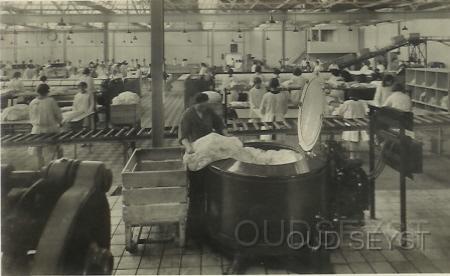 Noordweg-1936-003.jpg - Electrisch gedreven centrifuge. Stoomwasserij Burger. Centrifugeren spaart het weefsel, in tegenstelling tot wringen wat bij Burgers nooit gedaan werd.