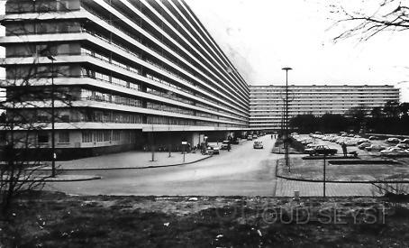 Vollenhove-1971-004.jpg - Gezicht op de Laan van Vollenhove met de L flat. Foto gemaakt in 1971