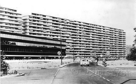 Vollenhove-1972-005.jpg - Winkelcentrum Vollenhove, gezien vanaf het kruispunt de Dreef, Oude Arnhemseweg, Laan van Vollenhove. Foto gemaakt in 1972.