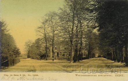 Woudenb-1905-001.jpg - Op de foto is links de Huydecoperweg te zien, waaraan het Wilhelminapark grenst. De weg rechts is de Woudenbergscheweg. Het pand op de hoek van beide wegen is huize “Penserosa” wat in 1898 gebouwd werd. Foto gemaakt in 1905.