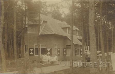 Woudenb.weg-1918-007.jpg - Tuinmanswoning met garage. Gebouwd in1916 door J. Muller & Zn en v. d. Tak uit Rotterdam. Tot 1950 hoorde de woning bij landgoed “Dijmat” met het gelijknamige landhuis wat in 1959 is afgebroken. In 1982 is het pand verbouwd tot kantoorruimte. Van wie was de auto? Het kenteken is: H. 6916. In 1918 werd het huis bewoond door tuinman D. Kas. Foto gemaakt in 1918.