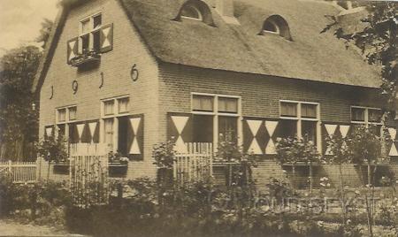 Woudenb.weg-1920-006.jpg - Landgoed “Dijmat” werd in 1916 gebouwd door J. Muller & Zn en v. d. Tak uit Rotterdam. Het landhuis werd bewoond door J. Veder, rentenier. Bij het landgoed hoorde ook een tuinmanswoning met garage. Dit pand bestaat nog altijd en staat aan de ingang van het huidige K.N.V.B. terrein. Het landgoed werd in 1959 afgebroken om plaats te maken voor het K.N.V.B. gebouw en de bijbehorende paviljoens. Foto gemaakt in 1918.