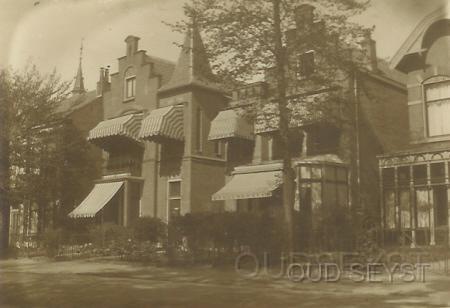 Slotlaan-1905-008.jpg - Opname vanaf doorgang naar de Wilhelminapark, Slotlaan no's: 19,21,23 en 25. Bijna alle huizen op de Slotlaan hadden rond 1900 voortuinen. Links is nog een stukje toren te zien van de oude Oosterkerk. Opname van omstreeks 1910