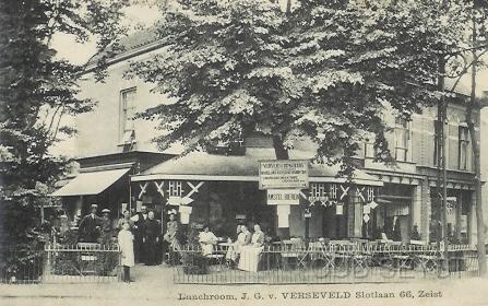 Slotlaan-1906-007.jpg - In 1909 was op de Slotlaan hoek Wilhelminalaan een pension ‘Agatha’ van J.G. van Verseveld no: 42 (66) gevestigd. Omstreeks 1918 kwam hier lunchroom ‘Het Ververschingshuis’ en Stichtsche fruithandel van binnen en buitenlandsche fruit soorten. Vanaf 1935 was het een café van C. de Waard. Nu café genaamd ‘de Reünie’. Opname 1921.