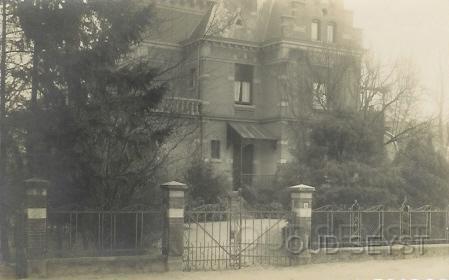 Slotlaan-1927-003.jpg - Huize de Roode Wingerd aan de Slotlaan no: 30, tegenover de Weeshuislaan. Rechts was de drogisterij Spaarkogel gevestigd. In 1927 werd het bewoond door: Mevr. de Wed. W. Middelbeek - Goede. Telefnr: 252. Om het huis stond een stevig hek om iedereen te weren die er niets te zoeken had. Nu staat hier een winkelgalerij waar Engel was gevestigd en woningen aan de Huydecoperweg. Deze fotokaart is van 1927.