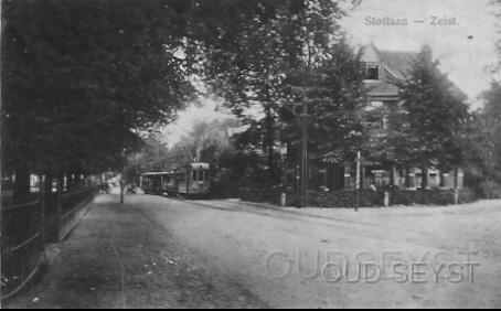 Slotln-1918-001.jpg - De Slotlaan met een elektrische tram met wagons rijdend richting ’t Rond. Rechts de Woudenbergscheweg met melksalon ''Hygiëne'' van E. Brandsma. (later Lindenhoek). Opname van 1918.