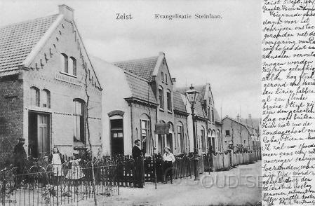 Steinlaan-1904-001.jpg - Evangelisatie Steinlaan, no. 40. Op de deurpost staat: ‘Vrede zij u lieden’. Hier werden door de bewoner W. Vermeer evangelisatie bijeenkomsten gehouden. Hij was lerend ouderling van de Christelijk Gereformeerdekerk te Zeist. Opname van 1904.