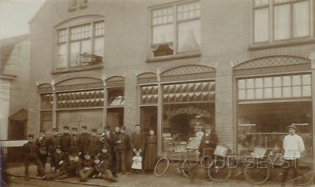 Voorheuvel-1910-002.jpg - De Voorheuvel (vroeger Heuvel genaamd). Op de foto café “De Nieuwe Kroon” van wed. C.J. v. Hoogenstraten op no: 12. Dit was een populaire ontmoetingsplek voor militairen. Rechts het pand van slagerij van Meijer, no: 8. In het midden een Sigarenmagazijn op no: 10. Wie weet van wie deze sigarenhandel was? Opname van 1910